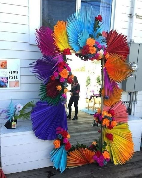 Theme Carnaval, Flower Walls, Abbot Kinney, Fiesta Tropical, Paper Flower Wall Decor, Mehndi Decor, Diy Event, Small Mirror, Paper Flower Wall