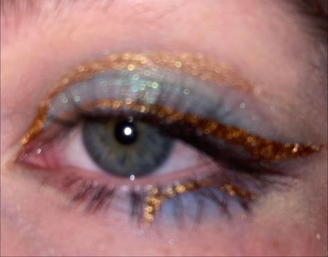 Glitter Makeup Blue Eyes, Blue And Gold Dress Aesthetic, Light Blue And Gold Eye Makeup, Blue Eyes Gold Eyeshadow, Gold Blue Eyeshadow, Gold And Teal Makeup, Gold Blue Eye Makeup, Dark Blue And Gold Makeup, Navy And Gold Makeup