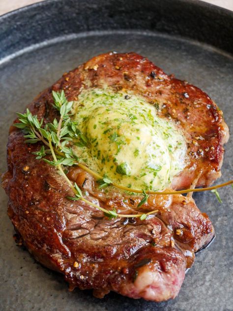 Garlic Confit Herb Butter Steak - Daen's Kitchen Herb Butter Steak, Herb Butter For Steak, Chicken Bacon Salad, Veal Schnitzel, Confit Recipes, Flavored Butter Recipes, Garlic Confit, Cooking The Perfect Steak, Butter Steak