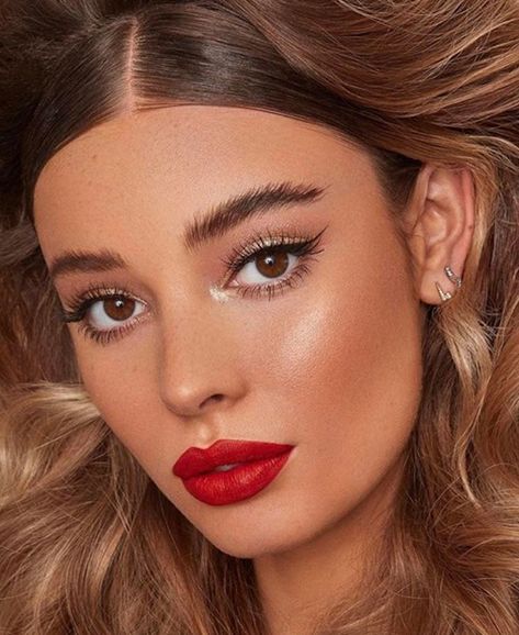 Romantic Valentine’s Day Makeup Looks To Charm Your Date Red Lipstick Makeup Looks, Red Makeup Looks, Red Lips Makeup Look, Maquillage On Fleek, Christmas Eye Makeup, Red Lipstick Makeup, Day Makeup Looks, Christmas Makeup Look, Red Lip Makeup