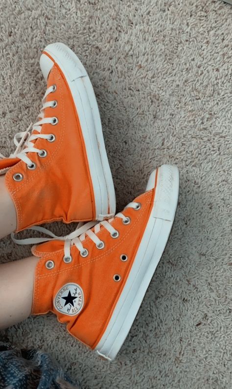 Orange Converse Aesthetic, Orange Converse Outfit, Converse 2020, Orange Converse, Aesthetic Converse, Converse Aesthetic, Converse Star, Orange Aesthetic, Outfits With Converse