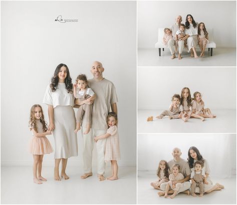 Studio Family Pictures Family Of 5, Neutral Indoor Family Photos, Posing Family Photos, Family Picture Photoshoot, Family Pictures Indoor Studio, Family Of 5 Indoor Photoshoot, Family Photos With Backdrop, Family Photos Studio Outfits, Indoor Family Photos White Background