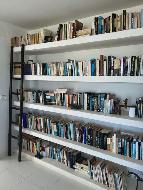 Aesthetic white built in bookshelf White Book Shelves Aesthetic, Bookshelf Lounge, White Bookshelf Aesthetic, Home Library Aesthetic, Built In Bookshelf, Bookshelves Aesthetic, Full Bookshelf, Bookshelf Aesthetic, Future Library