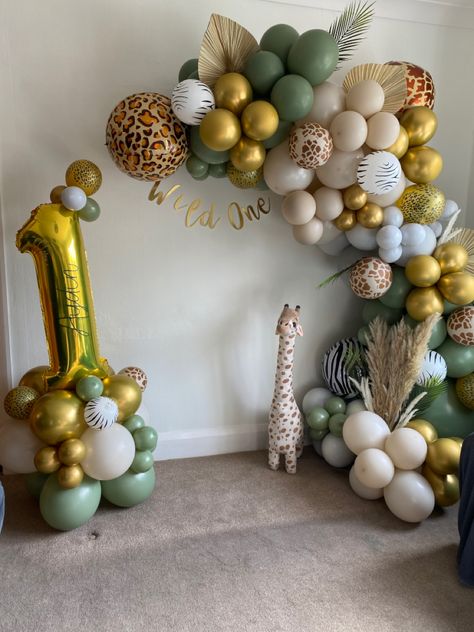 Wild One Birthday Balloon Garland, Jungle Birthday Balloons, Balloons For 1st Birthday Party, Two Wild Birthday Party Balloon Arch, Balloon Arch For 1st Birthday, Baloon Decoration Jungle Theme, Simple Jungle Birthday Decor, Animals Balloons Decoration, Wild One First Birthday Decor