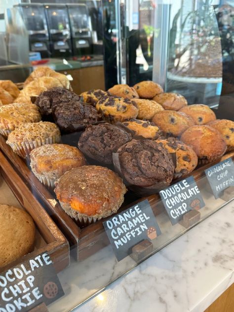 Bakery Muffins Aesthetic, Muffin Presentation Ideas, Fall Farmers Market Display, Cafe Display Case, Farmers Market Display Ideas Baked Goods, Muffin Display Ideas, Baking Booth Display, Bakery Pop Up Shop Display Ideas, Baked Goods Farmers Market