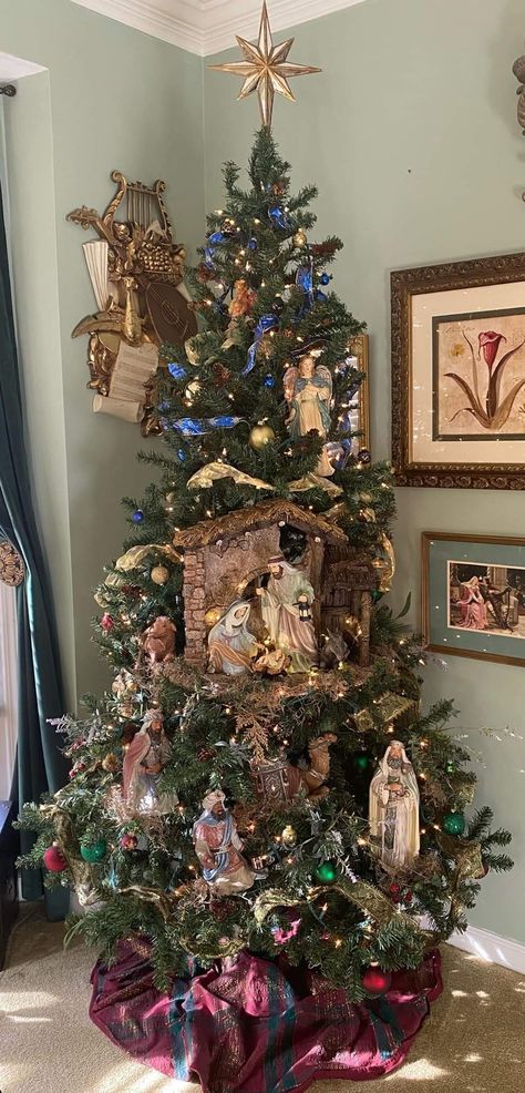 Nativity Under Christmas Tree, Navity Tree, Nativity Christmas Tree Ideas, Christian Tree Ideas, Christmas Tree With Nativity Scene, Nativity Theme Christmas Tree, Nativity Scene Christmas Tree, Manger Christmas Tree, Nativity Themed Christmas Tree Ideas