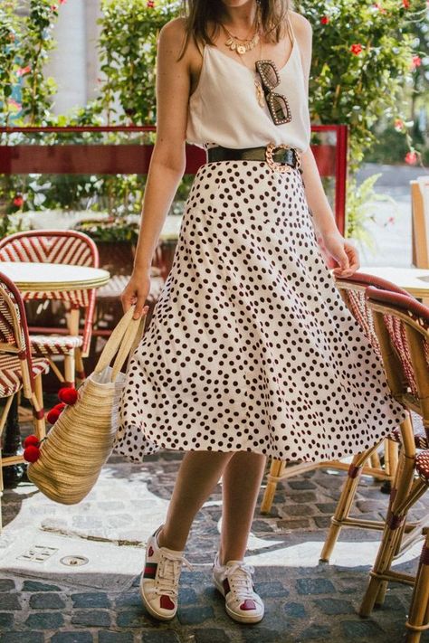 The easy breezy way to wear a polka dot skirt Polka Dot Skirt Outfit Summer, Polka Dot Skirt Outfit, Dot Skirt Outfit, Gucci Trainers, Skirt Gucci, White Camisole Top, Heart Sneakers, White Cami Tops, White Camisole