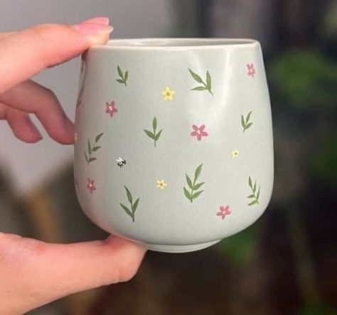 Easy Diy Mug Painting, Small Pottery Painting Ideas, Ceramic Art Painting Ideas Easy, Cute Pottery Painting Ideas Flowers, Mug Pottery Painting Ideas Simple, Simple Mug Painting, Tea Cup Pottery, Poterry Painting Ideas Easy, Dainty Pottery Painting