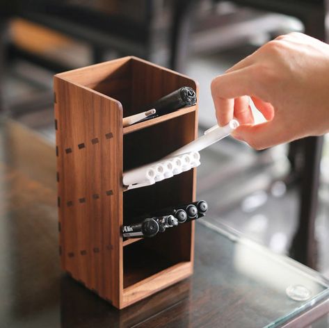 Wooden Desk Organizer Diy, Pen Box Design, Pencil Holder Ideas, Pen Holder Ideas, Diy Wooden Desk, Wooden Pen Holder, Woodworking Projects Unique, Woodworking Tutorials, Wooden Desk Organizer