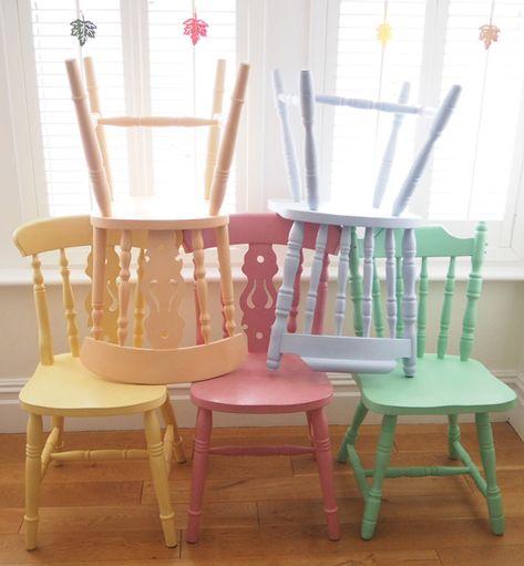 Colourful Kitchen Chairs, Wooden Chair Painting Ideas, Upcycled Wooden Chairs, Painted Wooden Chairs Ideas, Painting Wooden Chairs, Painted Kids Table, Painted Chairs Ideas, Upcycling Chairs, Painted Wooden Houses