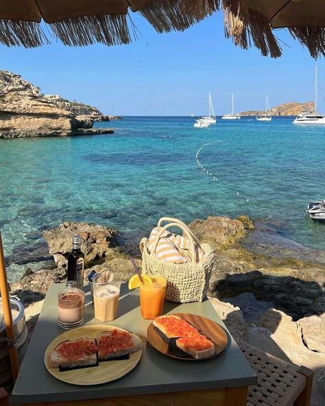 Mallorca | Menorca | Ibiza | Formentera on Instagram: "fresh food, fresh drinks, fresh air 🥖🍅🌞✨ via @anaqb__ in📍Ibiza" Spain Honeymoon, Formentera Spain, Breakfast With A View, Mallorca Island, Spanish Islands, Ibiza Formentera, Spain Aesthetic, Summer Breakfast, Fresh Drinks