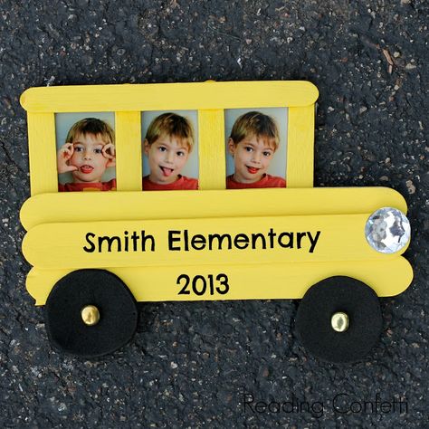 This craft stick school bus frame is easy for kids to make and a fun way to celebrate back to school. School Bus Crafts, Back To School Crafts For Kids, Bus Crafts, Bus Photo, Back To School Crafts, Diy Event, Classroom Projects, Popsicle Stick Crafts, Popsicle Stick