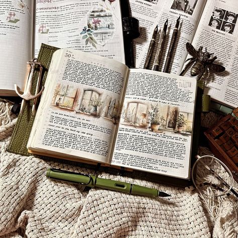 Eliza | 𝑴𝒂𝐲 30th 𝒊𝒏 𝒎𝒚 𝑯𝒊𝒃𝒊𝒏𝒐…… What are your plans for the weekend? I’m thinking just Netflix and 🍿. I like the relax on the weekends because… | Instagram Midori Hibino, Savannah Green, Green Page, Notebook Inspiration, Diary Aesthetic, Journal Business, Lamy Safari, Hobonichi Planner, Commonplace Book