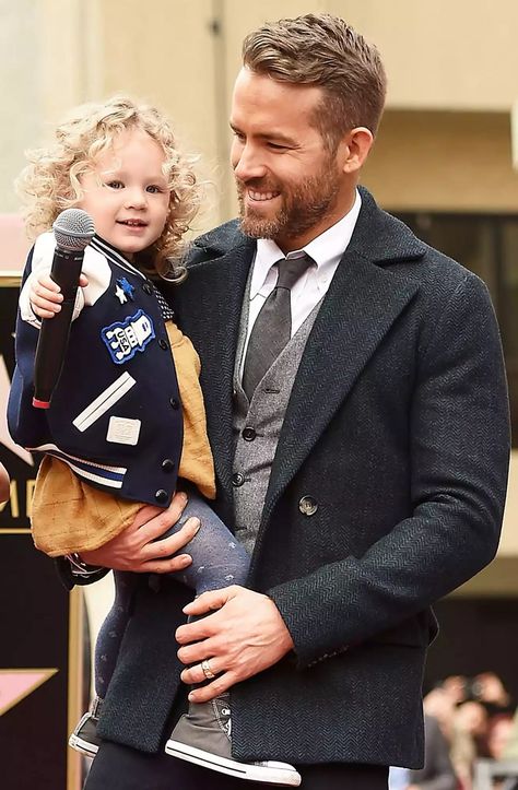 All About Blake Lively and Ryan Reynolds' 4 Kids Blake Lively Daughter, Ryan Reynolds Kids, Lively Wallpaper, Santa Story, Blake Lively Family, Blake Lively Ryan Reynolds, Blake And Ryan, Four Kids, Celebrity Dads