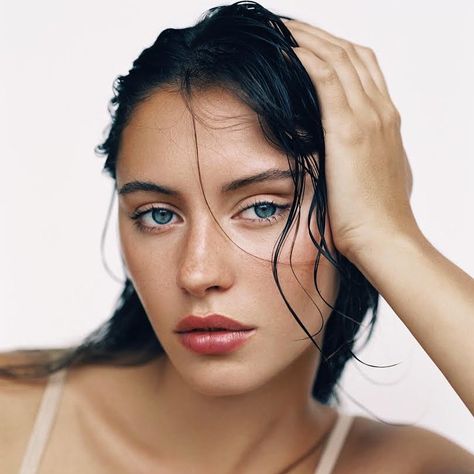 Iris Law on Instagram: “🐻” Iris Law, Photographie Portrait Inspiration, Vogue Beauty, Beauty Shoot, Makati, Instagrammer, Wet Hair, Beauty Secrets, Makeup Inspo