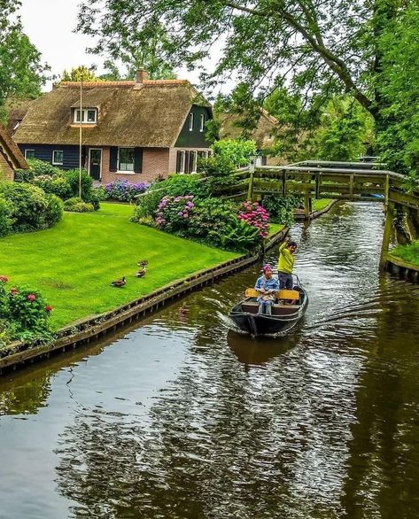 Giethoorn Netherlands, Tryon Palace, Cave Houses, Procedural Generation, Australia Funny, European Cottage, Belgium Travel, Netherlands Travel, Charming House