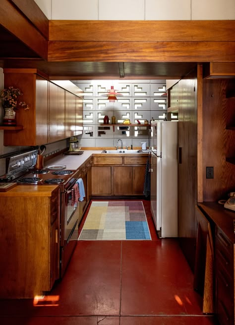 The Eric & Pat Pratt House: Usonian Design by Frank Lloyd Wright | ArchEyes Frank Lloyd Wright Kitchen, 70s House Decor, Usonian Architecture, Toad Abode, Frank Lloyd Wright Interior, English Cottage Kitchens, Usonian House, Robie House, Mid Century Remodel