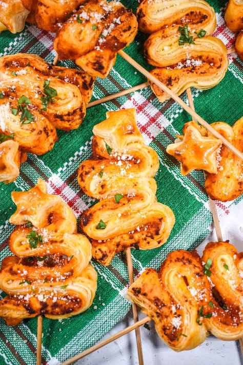 A four-ingredient recipe for puff pastry Christmas trees. Filled with red or green pesto and sprinkled in Parmesan cheese, these puff pastry trees are an easy-to-make appetizer for cocktail parties and holiday celebrations. Appetizers With Puff Pastry, Recipe For Puff Pastry, Appetizer For Christmas, Puff Pastry Christmas, Pastry Christmas, Christmas Party Appetizers, Puff Pastry Appetizers, Pastry Appetizer, Chicken Cake