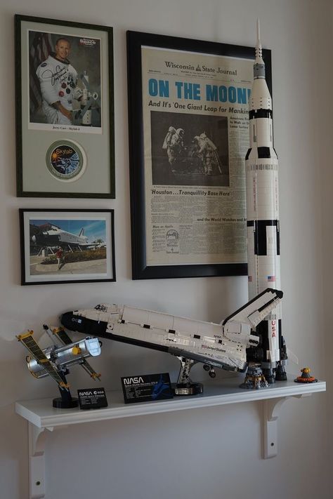 Lego Sets Display Ideas, Aesthetic Lego Display, Lego Room Aesthetic, Lego Decorations Room, Lego Shelf Display, Ikea Bergshult, Lego Collection Display, Lego Saturn V, Legos Sets