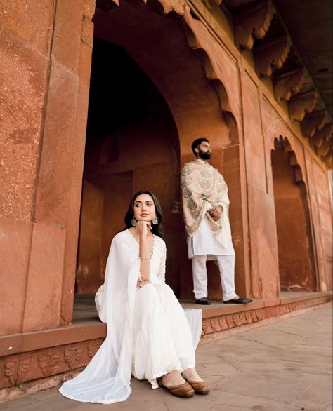 Pre Wedding Photoshoot India, Pre Wedding Photoshoot Theme, Pre Wedding Photoshoot Props, Indian Bride Poses, Pre Wedding Photoshoot Outfit, Pre Wedding Videos, Wedding Photoshoot Props, Pre Wedding Shoot Ideas, Pre Wedding Photoshoot Outdoor