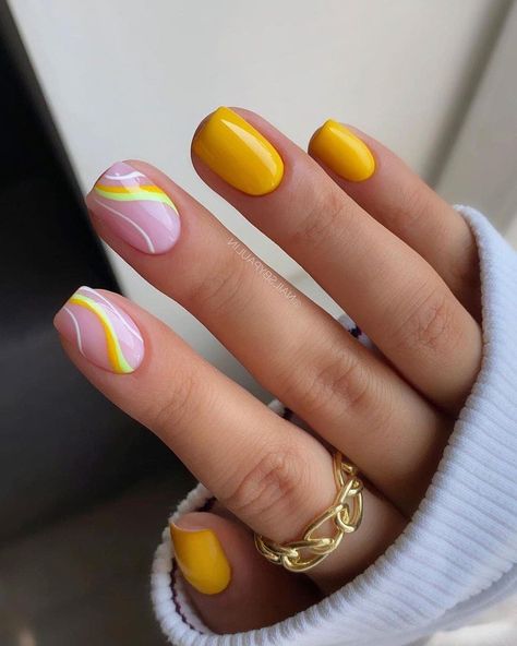 Tendance manucure 2022 : 60 superbes idées pour vos ongles 14 Yellow Nails Design, Nagellack Trends, Milky Nails, Nagel Tips, Cute Gel Nails, Short Acrylic Nails Designs, Short Nail Designs, Nails 2024, Yellow Nails