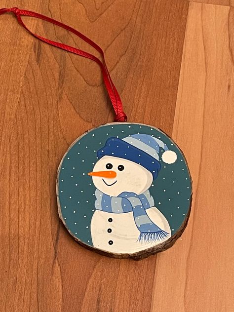 Ornament Snowman, Snowman Painting, Xmas Tree Ornament, Wood Slice Ornament, Wood Christmas Ornaments, Christmas Ornaments Homemade, Snowman Ornaments, Christmas Ornament Crafts, Christmas Snow