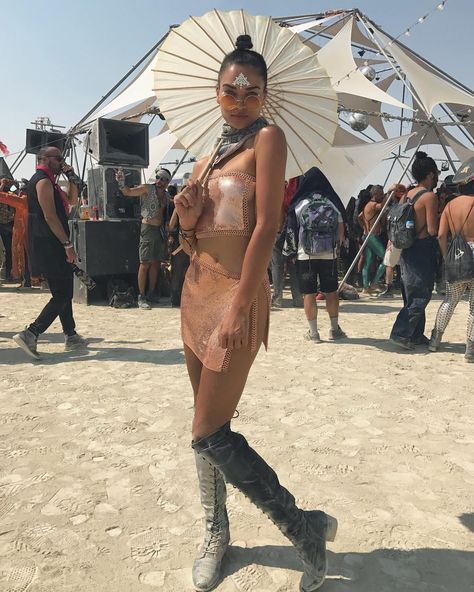 Shanina Shaik. Photo: @shaninamshaik/Instagram #festivaloutfits Burning Man Images, Look Da Festival, Burning Girl, Burning Man Style, Burning Man Girls, Burning Man 2017, Rave Ideas, Festival Hats, Burning Men