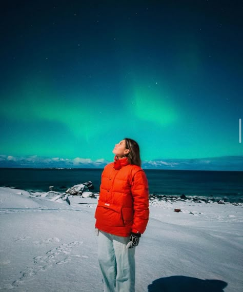 Norway Picture Ideas, Iceland Picture Poses, Norway Photo Ideas, Iceland Winter Aesthetic, Iceland Outfit Winter, Iceland Travel December, Iceland Instagram Pictures Winter, Iceland Aesthetic, Travel Aesthetic Northern Lights