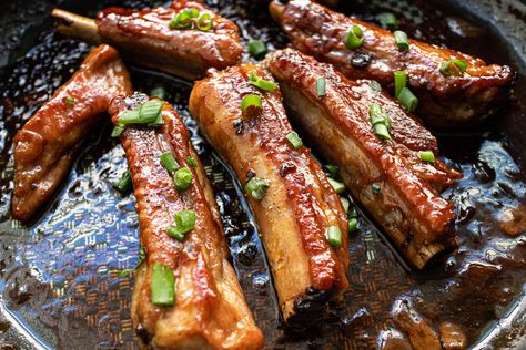 Vietnamese Pork Ribs Recipe, Fried Pork Ribs, Vicky Pham, Lemongrass Pork, Caramelized Pork, Bone Appetit, Ground Beef And Cabbage, Asian Dinner, Vietnamese Pork