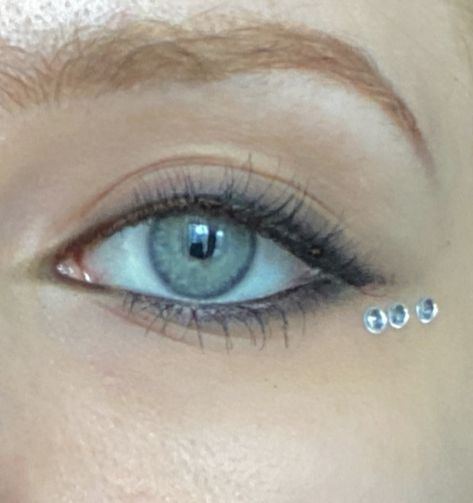 simple blue eyes black eyeliner Blue Tightline Eyeliner, Easy Hoco Makeup Blue Eyes, Blue Eyes Black Eyeliner, Blue Waterline Eyeliner, Black Eyeliner Blue Eyes, Black Water Line Eye Makeup, Semi Makeup, Blue Waterline, Eyeliner For Small Eyes