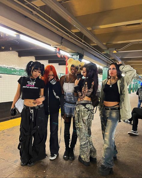 Goth Friends Aesthetic, Grunge Friend Group, Grunge Friends Aesthetic, Granola Goth, Grunge Lifestyle, 2000s Outfit Ideas, Luv Is Rage 2, Goth Friends, 2000s Punk