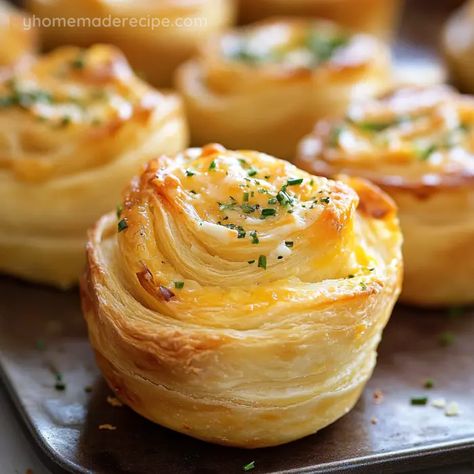 Cheesy Garlic Cruffin Savory Cruffin Recipe, Cheesy Garlic Cruffin Recipe, Cheesy Garlic Cruffins, Cheesy Cruffins, Cheesy Garlic Cruffin, Cheesy Popovers, Garlic Appetizers, Cheesy Garlic Crescent Rolls, Cruffins Recipe