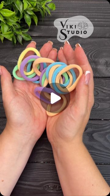 Viktoriia Kazaku - Viki Studio DIY 🇺🇦🇨🇦 on Instagram: "Easy Craft with Hair Rubber Bands Tutorial  #tutorial #craft #diy #fyp #fypシ #foryou" How To Make A Bracelet With Rubber Bands, Things To Do With Rubber Bands, Rubberband Bracelets Ideas, How To Make Rubber Band Bracelets, How To Make Bracelets With Rubber Bands, Rubber Band Bracelet Tutorial, Rubber Band Bracelet Ideas, Hair Band Bracelet, Wristband Diy