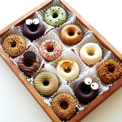 Mini Donut Design, Donut Box Design, Mochi Donuts Recipe, Donat Glaze, Food Truck Desserts, Donut Decorating Ideas, Donut Makers, Cake Designs For Kids, Donut Flavors