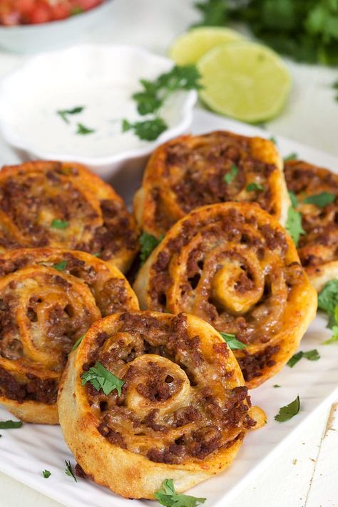 Cheesy Taco Pinwheels Recipe Taco Pinwheels, Pinwheels Recipe, Pinwheel Recipes, Best Appetizer Recipes, Easy Taco, Quick Snack, Homemade Taco Seasoning, Snacks Für Party, Best Appetizers