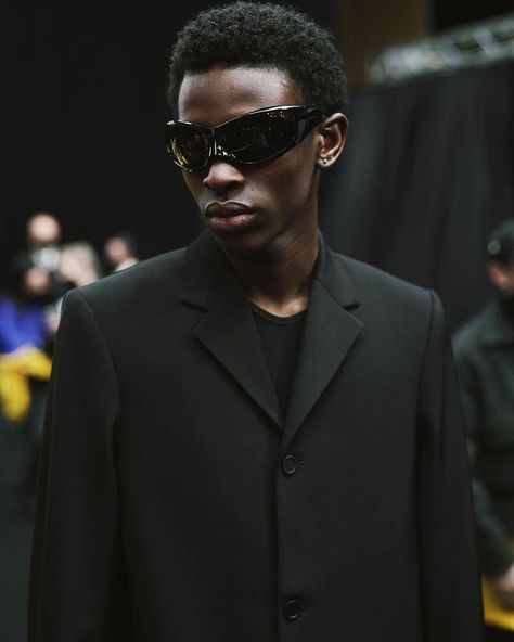 Fw 2022, Balenciaga Fashion, Balenciaga Sunglasses, Balenciaga Men, Sunglasses Outfit, Guy Gifs, Model Inspo, Mens Glasses, Glasses Fashion