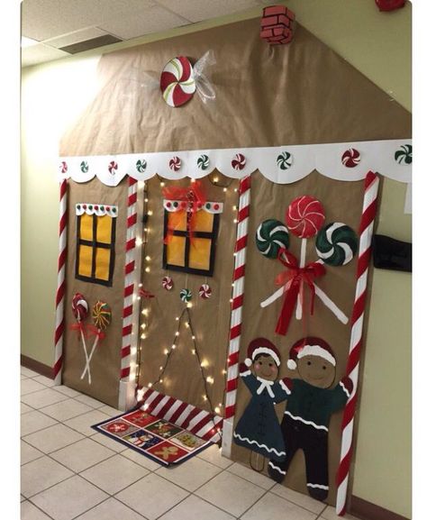 Christmas Door Office, Wooden Door Ideas, Urban Wall Decor, Diy Christmas Yard Decorations, Christmas Cubicle Decorations, Rustic Interior Design, Christmas Hallway, Diy Christmas Door Decorations, Door Decorations Classroom Christmas