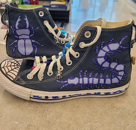 decorated bug-themed high top #converse Converse Decorated, Scene Converse, Unique Converse, High Top Converse, High Top, High Tops, Cool Outfits, Converse, How To Wear