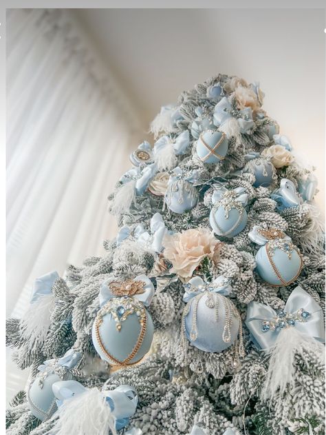 Blue Christmas Tree Decor, Bows For Christmas Tree, Frozen Christmas Tree, Christmas Tree Blue, Christmas Tree Inspo, Fancy Christmas Ornaments, Blue Christmas Ornaments, Frozen Christmas, Blue Christmas Decor