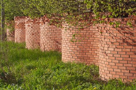 Curved Serpentine Brick Walls Pair Aesthics With Function Pyramid House, Outdoor Walkway, Free Standing Wall, Curved Walls, Brick Walls, Spanish House, Construction Types, Brickwork, Indoor Outdoor Living