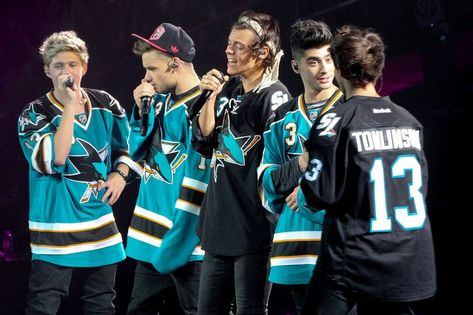 US cinemas forced to hire extra security over One Direction frenzy at 3D film preview - Mirror Online Wallpaper One Direction, One Direction Group, One Direction Fotos, Four One Direction, One Direction Lockscreen, Gambar One Direction, One Direction Wallpaper, Direction Quotes, Facts Funny