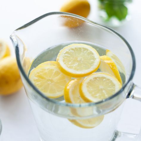 Exactly How Much Water Should You Be Drinking A Day? Lemon Water In The Morning, Ancestral Nutrition, Lemon Juice Benefits, Baking Soda And Lemon, Drinking Lemon Water, Lemon Benefits, Food Wishes, Daniel Fast, Lemon Water