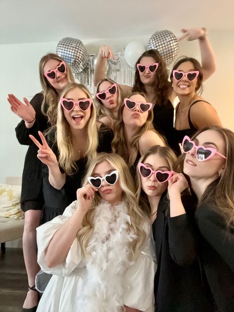 Hen Do Photo Ideas, Bachelorette Party Poses, Bride To Be Dress Ideas, Team Bride Ideas, Bachelorette Poses, Christian Bachelorette Party Ideas, Bachelorette Photo Ideas, Bride To Be Party Decoration, Bachelorette Party Photoshoot