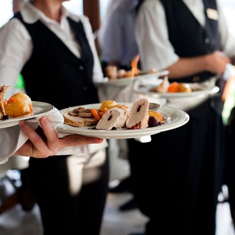 5 Effective Ways Chefs Can Communicate With Wait Staff: A proper working relationship between chefs and waiters is key to a successfully run restaurant. Ideas Para Catering, Starting A Catering Business, Wedding Catering Menu, Indian Catering, Catering Van, Planning A Small Wedding, Catering Options, Catering Business, Catering Menu