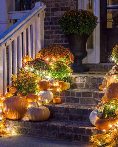 Mums In Pumpkins, Front Porch Steps, Fall Porch Decor, Casa Halloween, Creepy Halloween Decorations, Fall Decor Inspiration, Fall Front Porch Decor, Halloween Porch Decorations, Porch Steps