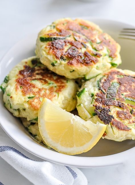 Zucchini Ricotta Cakes. These cakes/fritters are so easy to make! A perfect addition to a healthy and quick lunch. Zucchini Ricotta Fritters, Zucchini Ricotta, Ricotta Fritters, Mary Rose, Easy Zucchini, Fritter Recipes, Carb Foods, Take Apart, Veggie Dishes