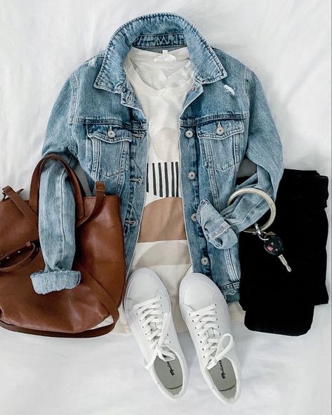 Clothing Layout Flat Lay, Fall Outfit Layout, Flatlay Photography Clothing, Chilling Outfits, Flat Lay Photography Clothing, Outfits Frescos, Flatlay Outfit, Outfit Flatlay, Clothes Layout