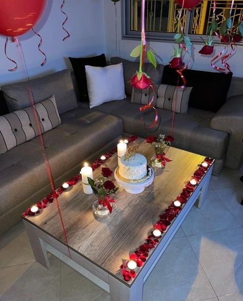 Romantic Room Ideas For Valentines, Anniversary Table Decorations At Home, Anniversary Room Decoration Romantic, Husband Birthday Decorations, Romantic Home Dates, Romantic Dinner Tables, Romantic Room Surprise, Romantic Dinner Decoration, Romantic Room Decoration