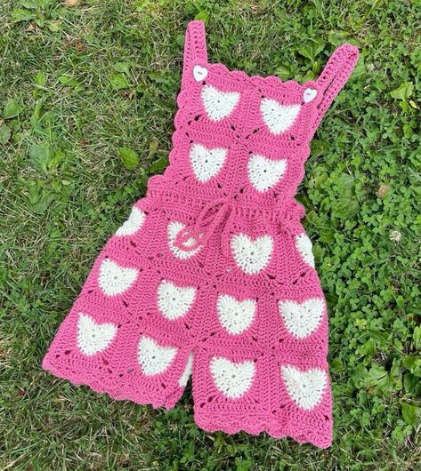 Easy Crochet Granny Romper: DIY Guide For Stylish Handmade Wear Granny Square Overalls Free Pattern, Granny Square Jumpsuit, Granny Shorts Crochet, Granny Square Crochet Shorts, Crochet Granny Square Romper, Crochet Festival Outfit, Beginning Crochet Projects, Crochet Overalls, Romper Tutorial