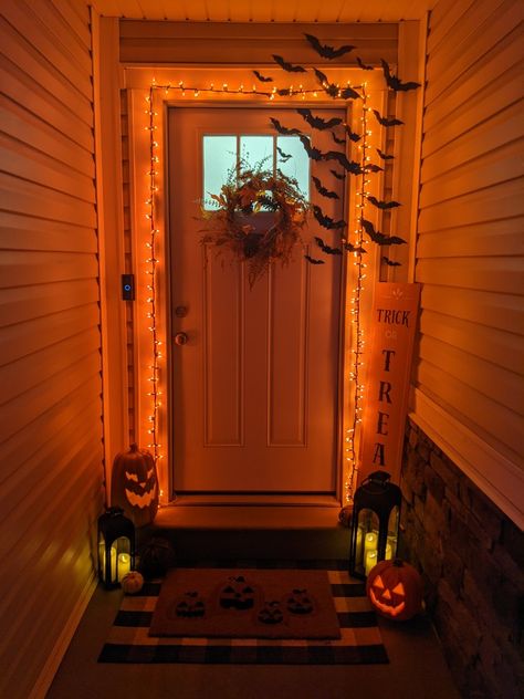 Halloween Front Decor, Deck Halloween Decor, Outdoor Halloween Archway, Halloween Doorway Ideas, Simple Halloween Decorations Outdoor, Indoor Halloween Decor Ideas Living Room, Diy Fall Decorations Outdoor, Outdoor Halloween Decorations Porch, Halloween Exterior Decorations